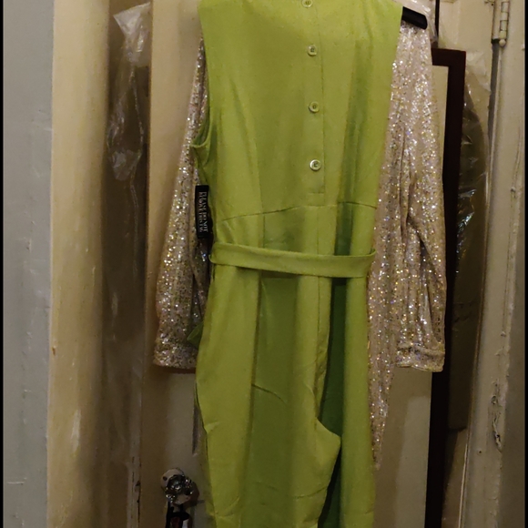 Button back jumpsuit - Picture 4 of 4